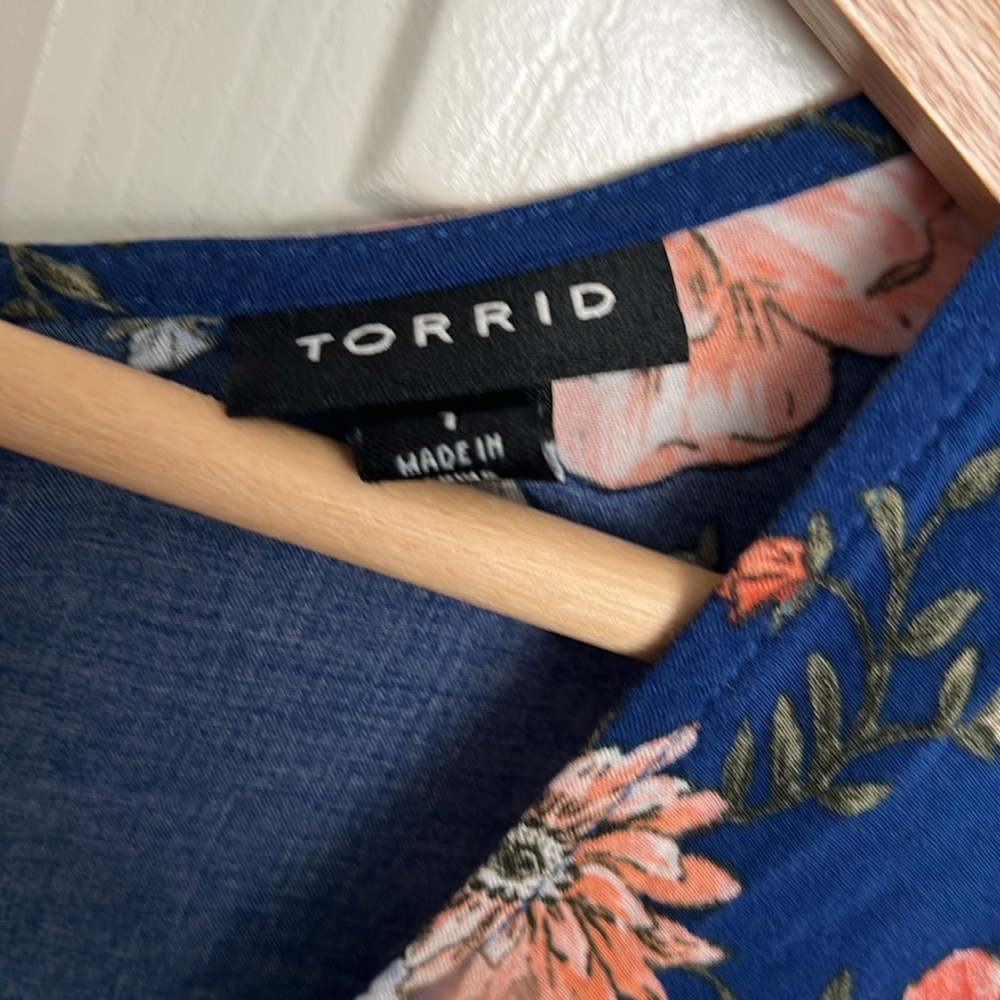 Torrid Blue Floral Sleeveless Top size 1 - Picture 3 of 4